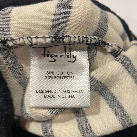 Tigerlily Knit Stripe Shorts Sz 2 Pull on Shorts Cream Stripe Shorts - Picture 8 of 8